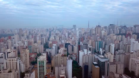 Impresionante-Toma-Panorámica-De-Sao-Paolo-Temprano-En-La-Mañana,-Toma-Aérea-Del-Centro-De-Negocios-En-Brasil