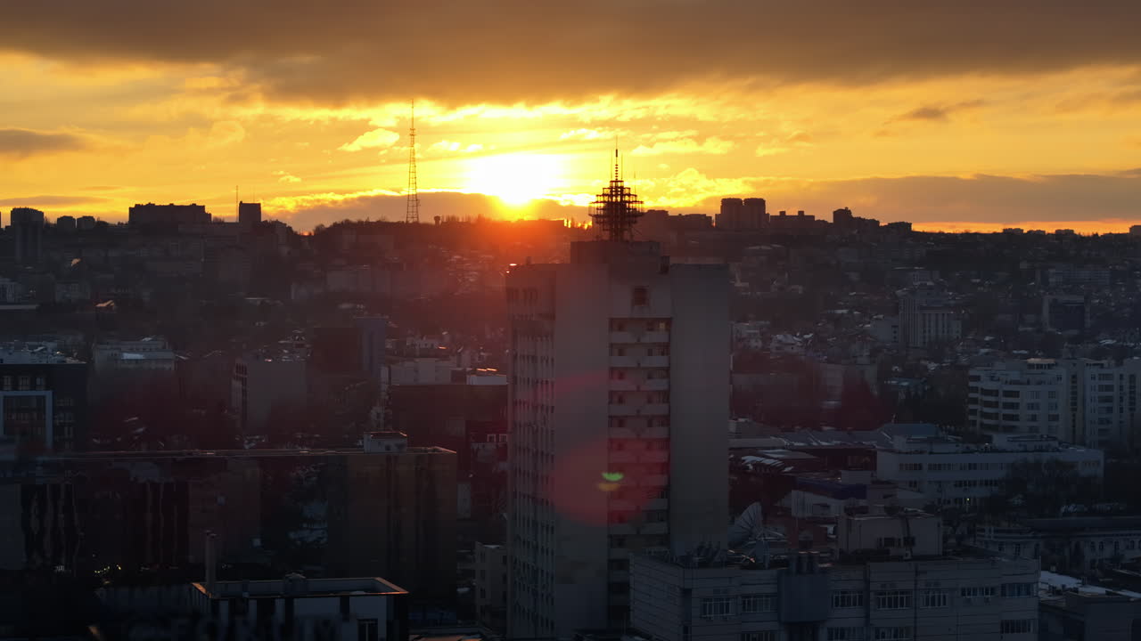 Vista aérea de drone da cidade de Chisinau coberta de neve ao pôr do sol. Inverno na Moldávia