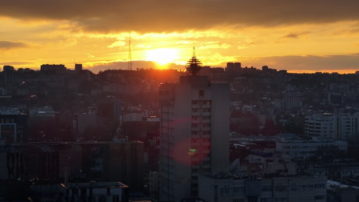 Vista aérea de drone da cidade de Chisinau coberta de neve ao pôr do sol. Inverno na Moldávia