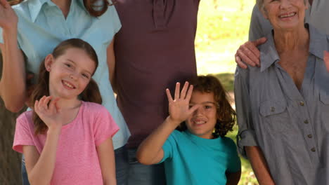 Familia-Extendida-Sonriendo-En-El-Parque