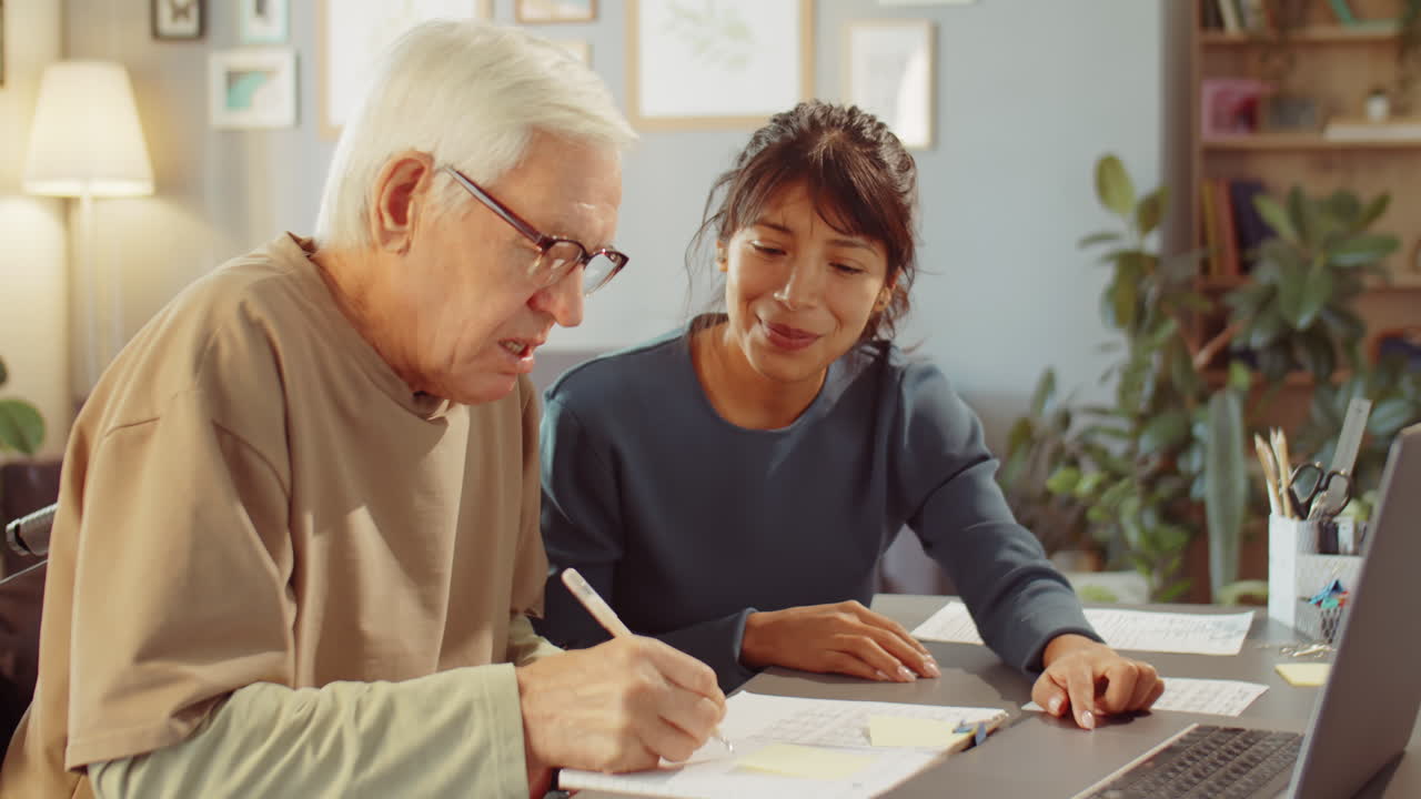 노인 에게 무언가를 배우도록 도와주는 것