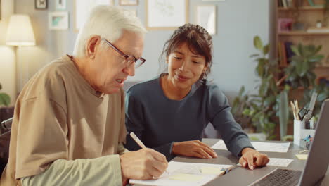 ayudando a un anciano a aprender algo