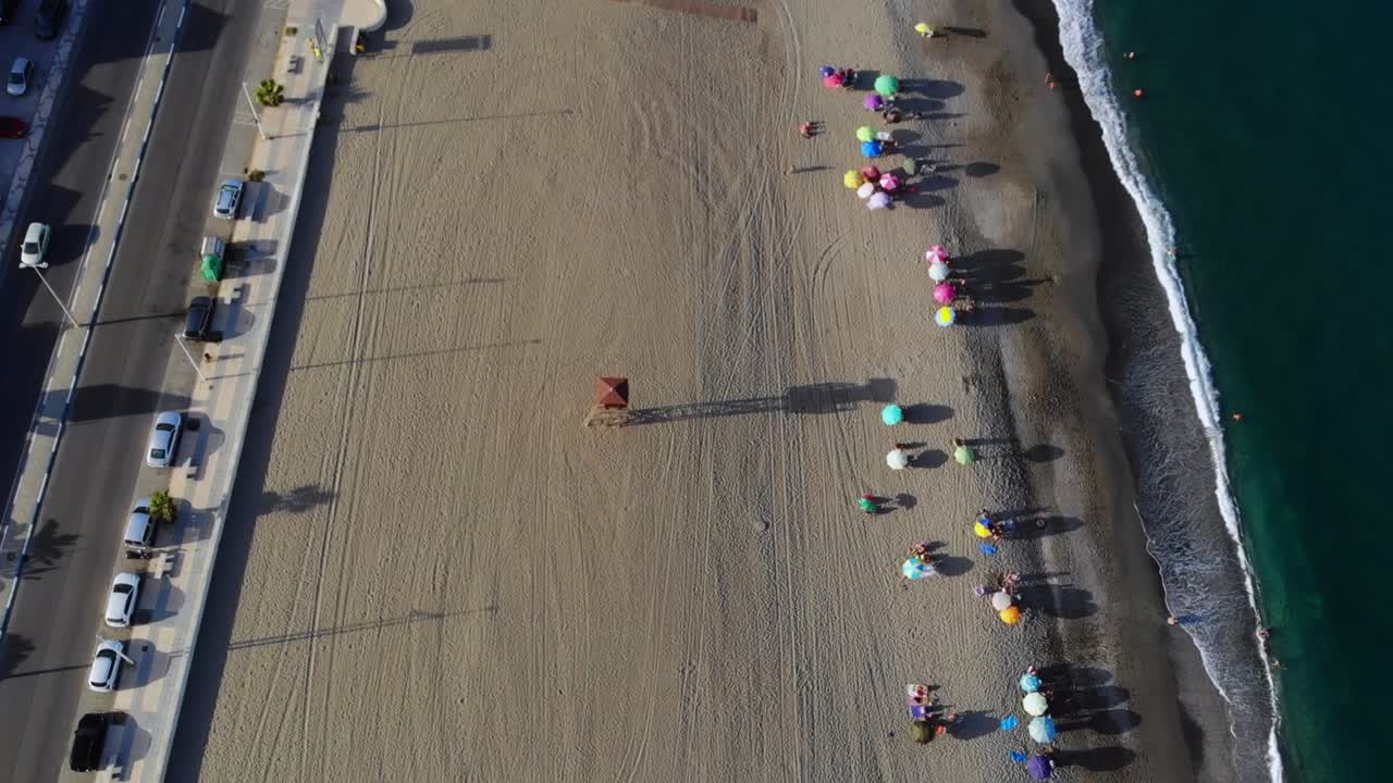 스페인의 도로 근처의 해변에 있는 작은 타워를 돌아다니는 드론 영상