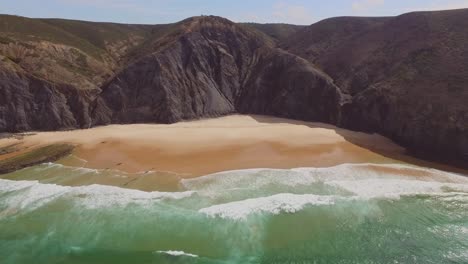 Surfistas-Que-Van-A-Un-Lugar-Secreto-Para-Surfear-En-El-Algarve,-Portugal