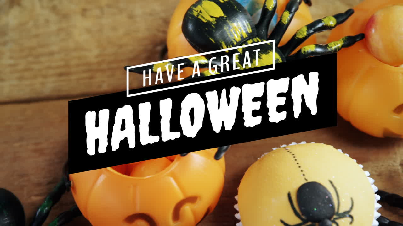 Scritta 'Buon Halloween' su decorazioni di Halloween con ragni e zucche