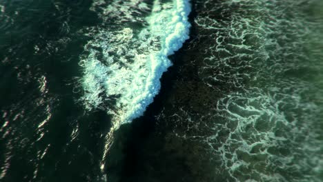 vista aérea de las poderosas olas del océano
