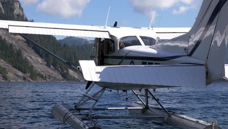 ein wasserflugzeug, das durch das wasser fährt - statische aufnahme