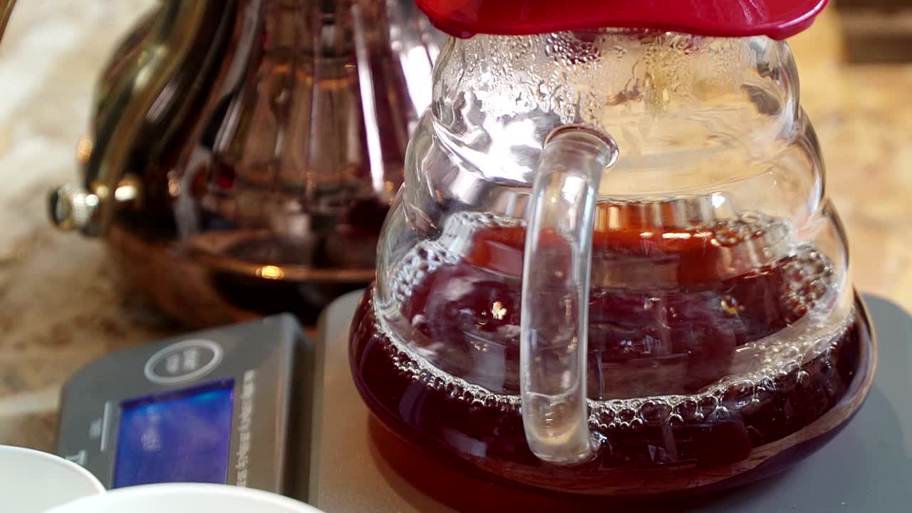 전문 바리스타, 술집에서 일하는. 필터 커피 머신을 만드는. 떨어지는 물방울. 바리스타는 밀가루 커피와 필터에 물을 부어, 준비하는 커피. 대안적인 커피 제조 방법. 신선한 문화와 전문적인 서비스 및 캐터링.