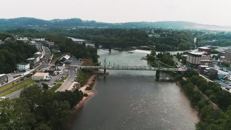 Luftaufnahme-Von-Easton-PA-Und-Dem-Delaware-River,-Der-Sich-Der-Brücke-Sehr-Hoch-Nähert