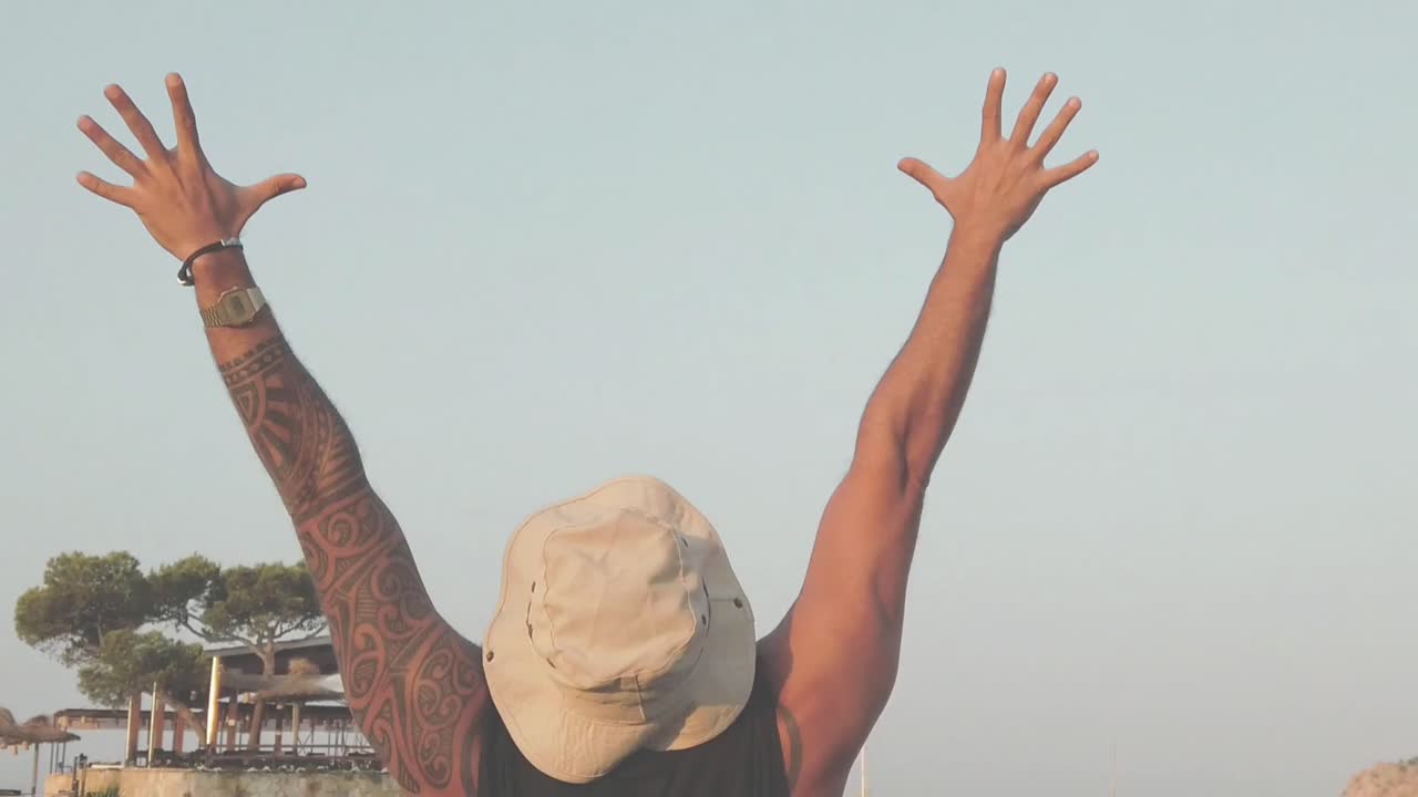 해변에서 축하하는 남자