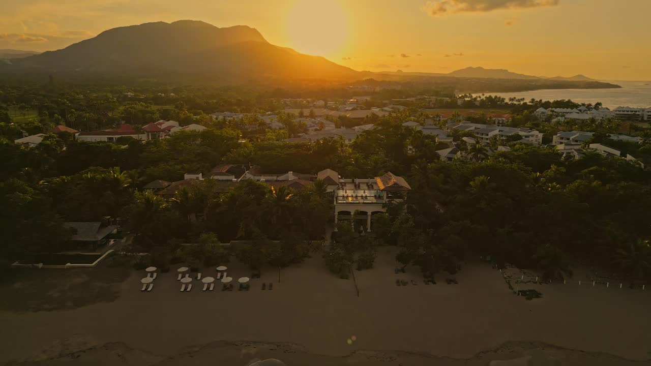 푸에르토 플라타(puerto plata)의 깨끗한 백사장 해변의 골든 아워 일몰