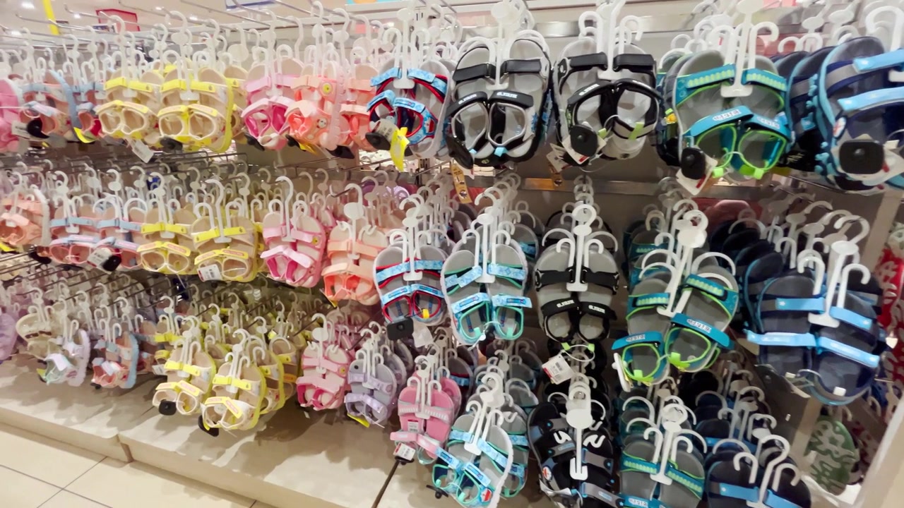 Reihen bunter Kindersandalen, die in einem Einzelhandelsgeschäft ausgestellt sind
