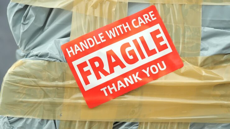 Pacco fragile con istruzioni per la movimentazione