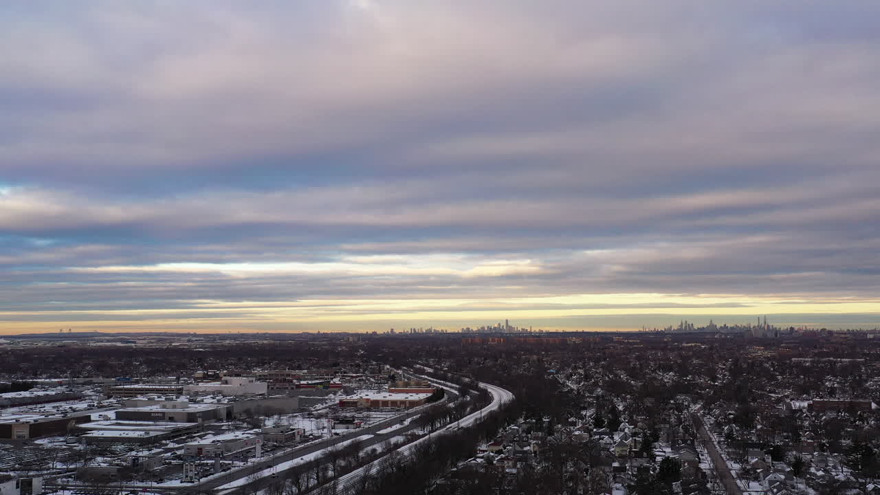 일출 시 교외 지역의 공중 촬영
