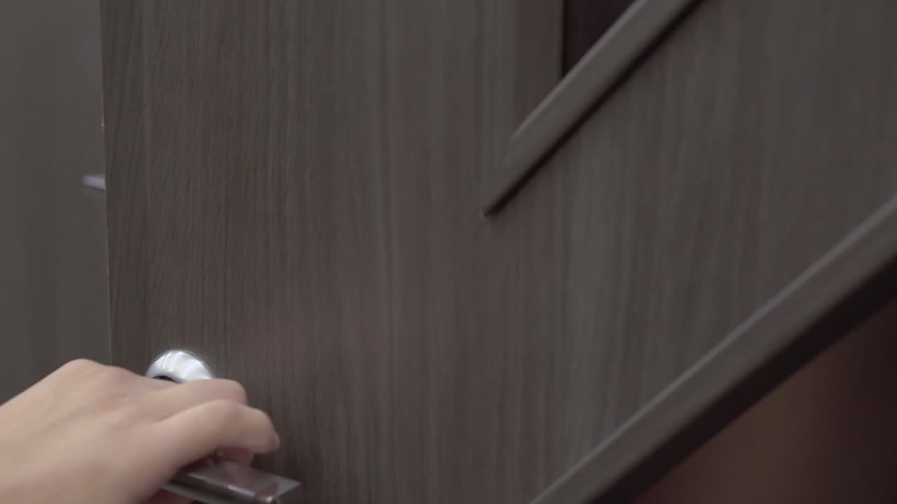 젊은 남자가 건축 자재 가게에서 문을 선택합니다.