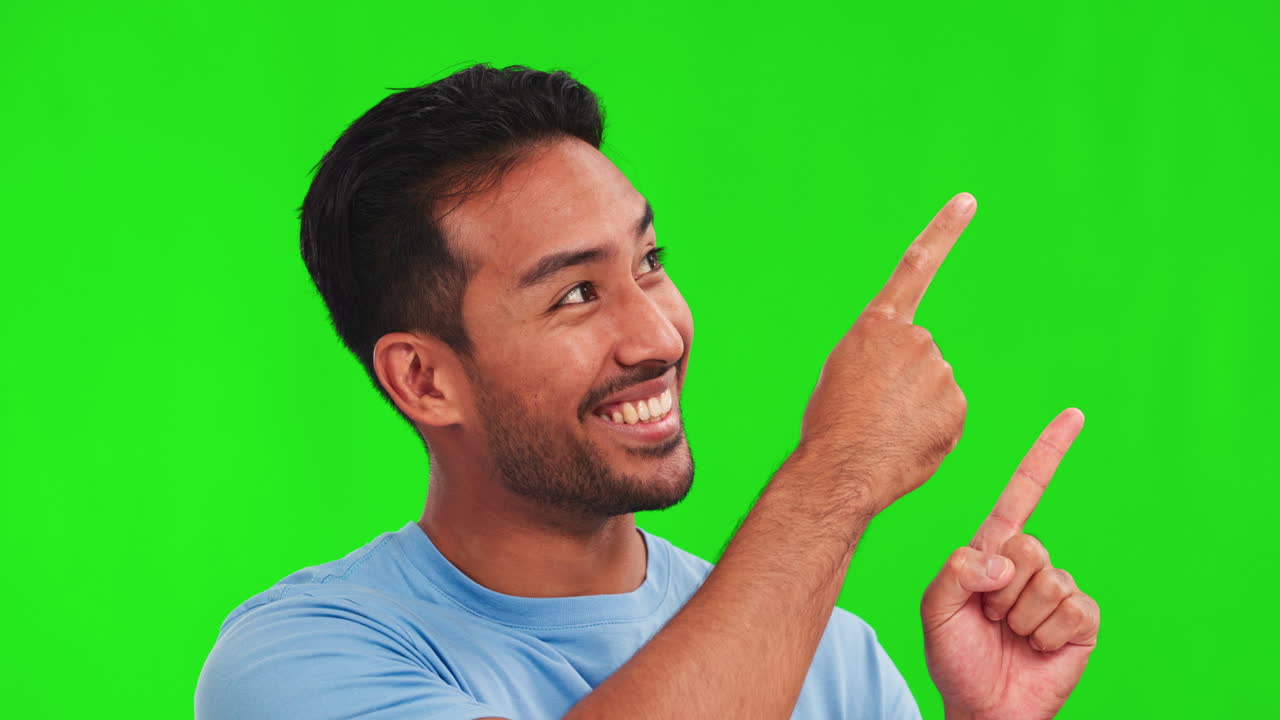 señalando, emocionado y cara de hombre asiático en verde