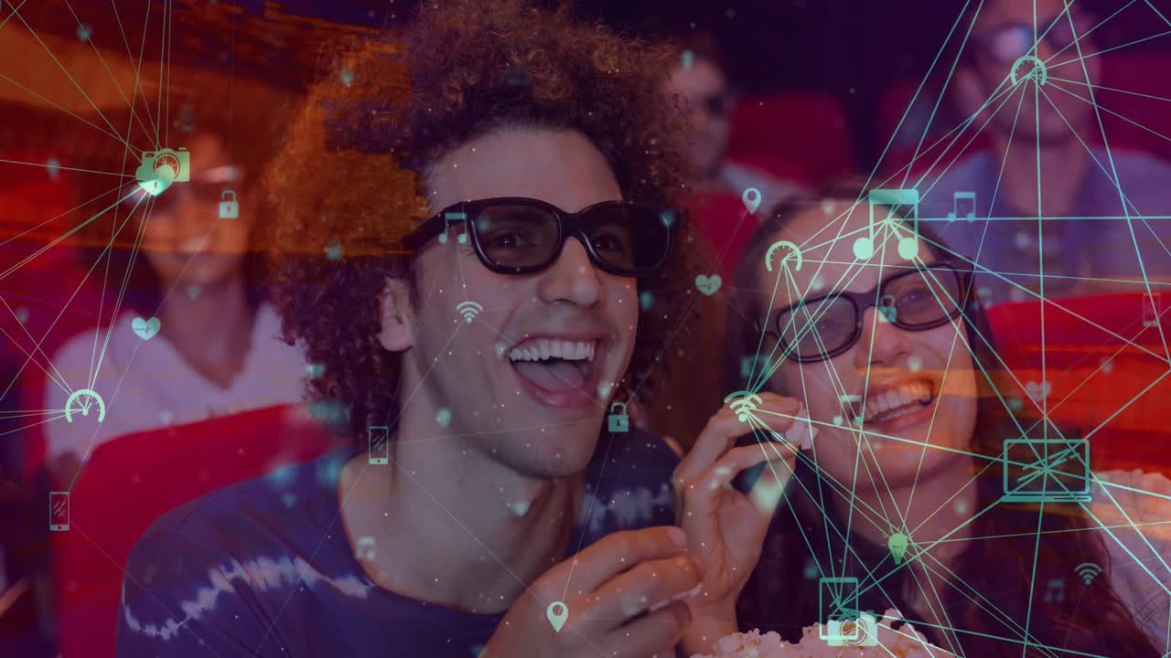 animación del procesamiento de datos sobre una pareja caucásica sonriente comiendo palomitas de maíz en el cine