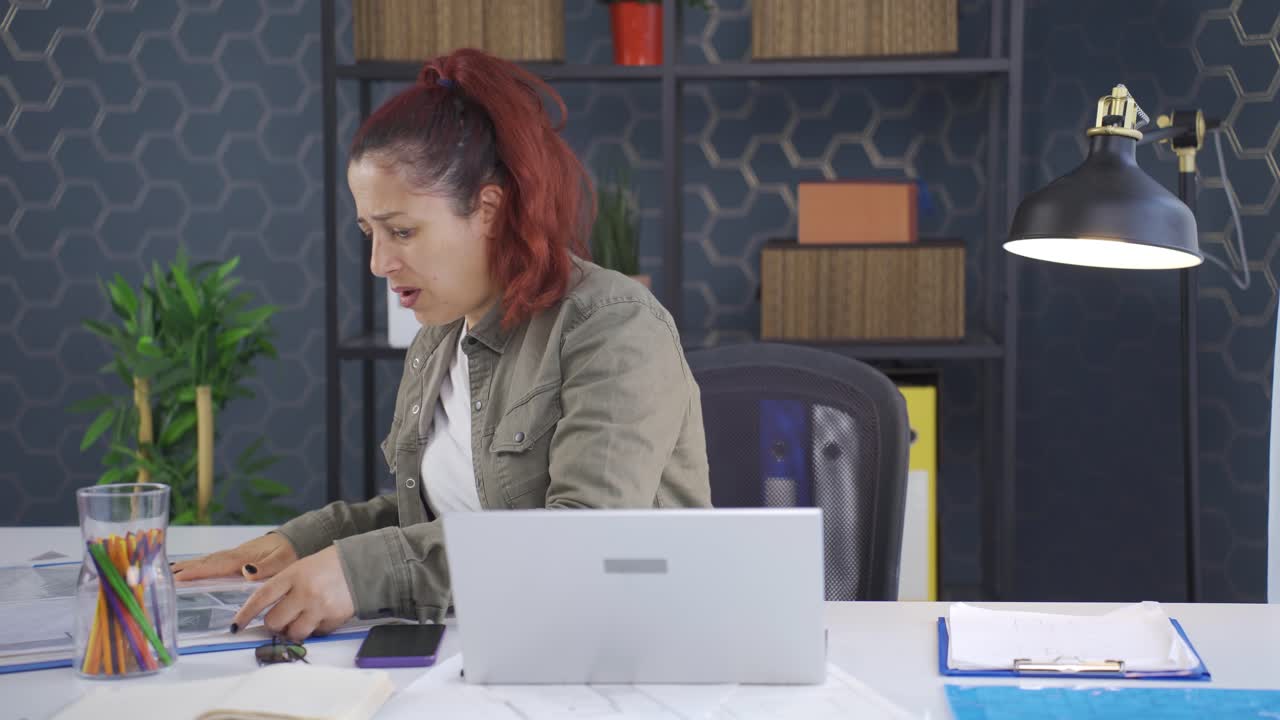 una donna d'affari esigente sotto pressione di tempo.