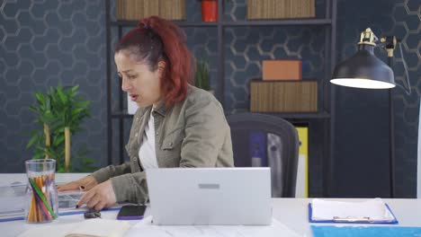 mujer de negocios quisquillosa bajo presión de tiempo.
