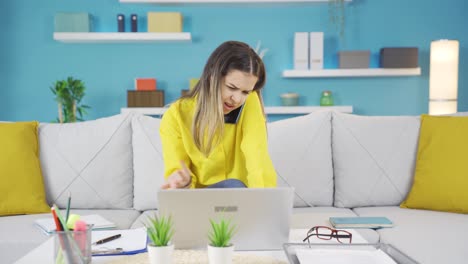 Mujer-De-Negocios-Enojada-Y-Enojada-Hablando-Por-Teléfono.