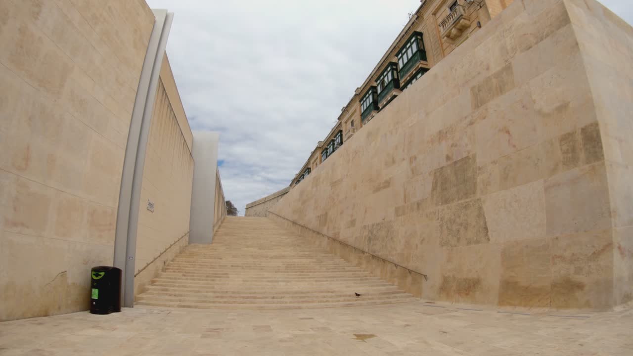 escaleras en la puerta de la ciudad de valletta, malta
