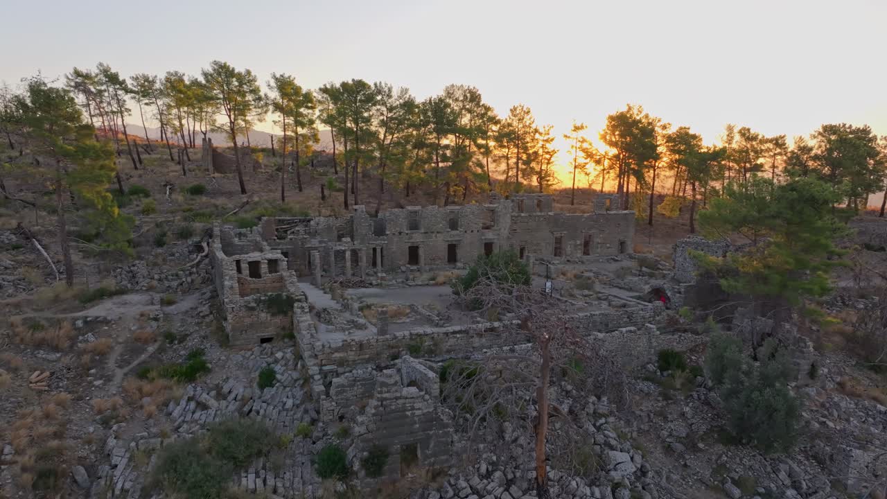Vista aerea dell'alba che illumina un sito archeologico boschivo, Turchia.