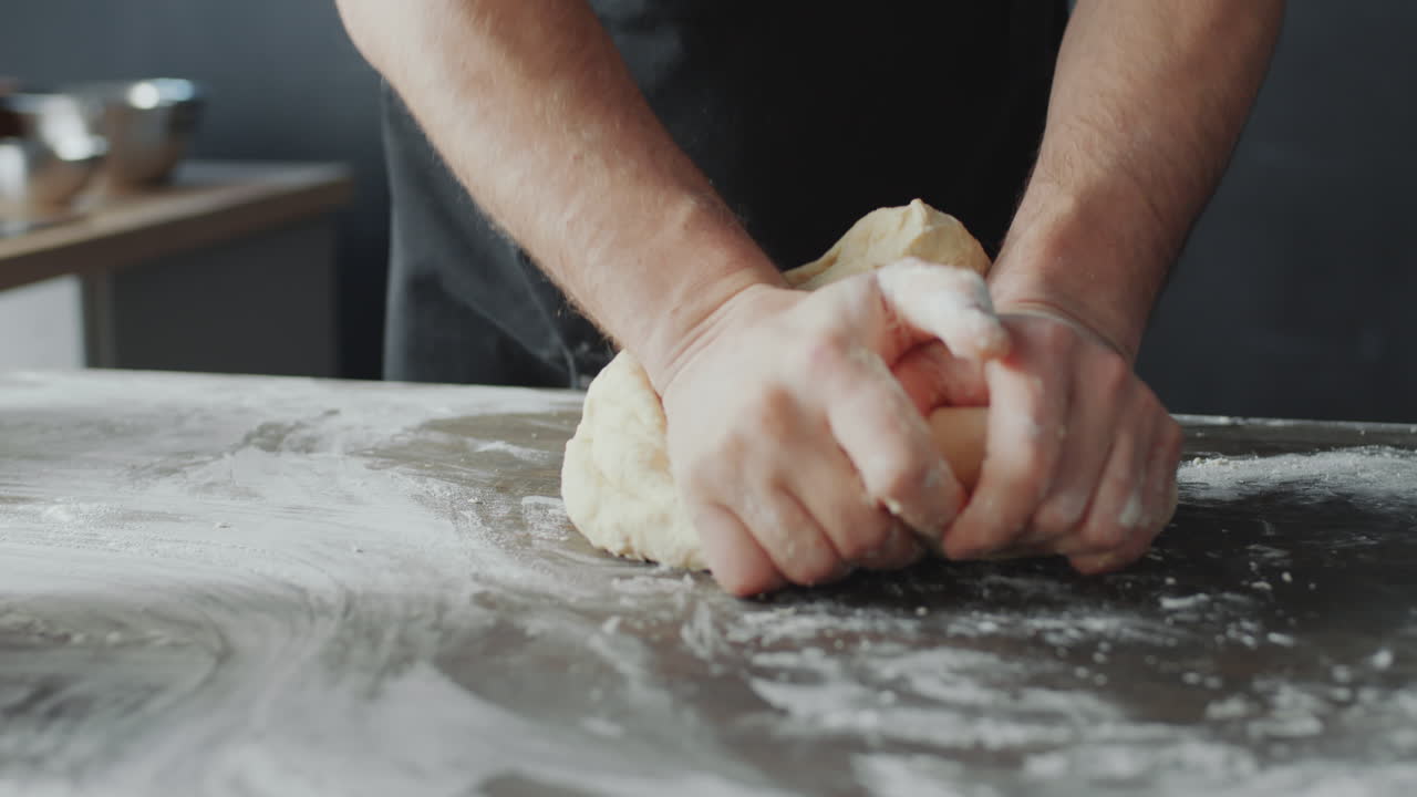 Panadero, amasar, masa, en la mesa