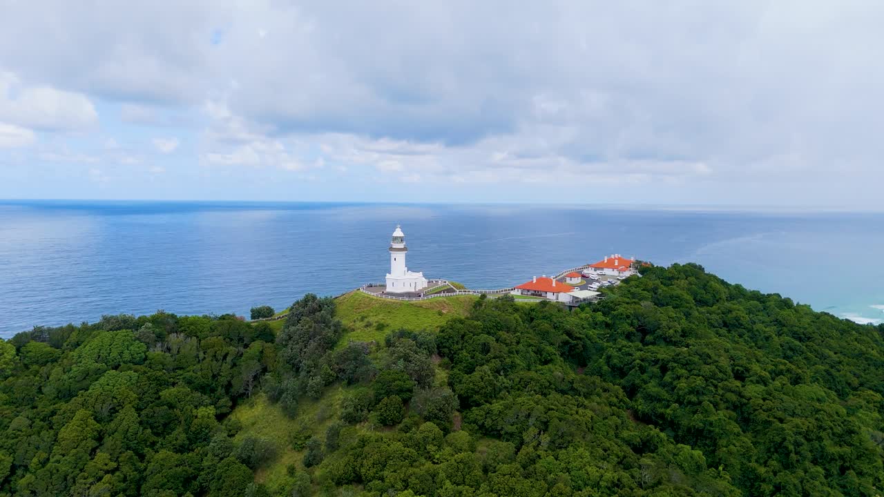el dron captura la vista panorámica del faro y la costa