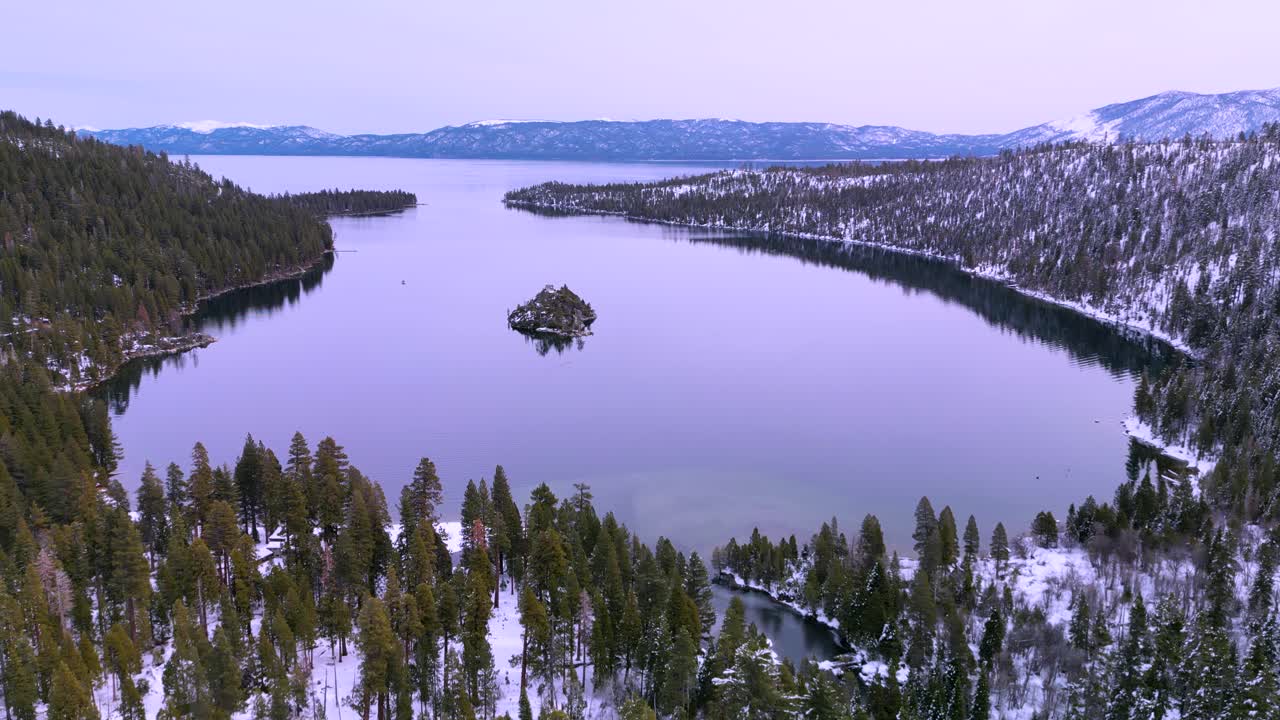 Flygvy över Emerald Bay, Lake Tahoe på vintern, Kalifornien