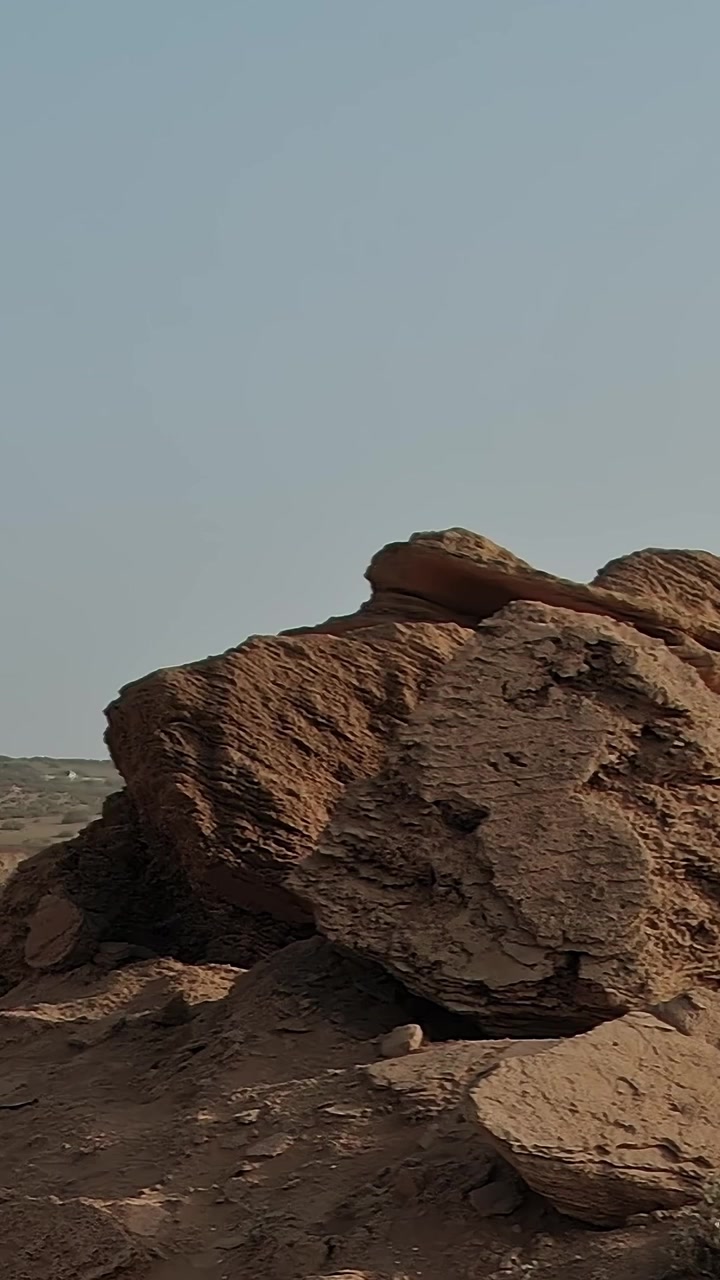 Vista aerea del terreno roccioso in Marocco vicino a una strada sterrata