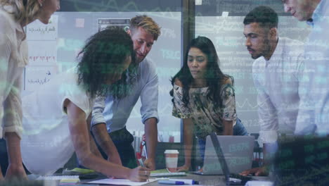 animación de la interfaz con datos y estadísticas y colegas de negocios que trabajan juntos en la oficina