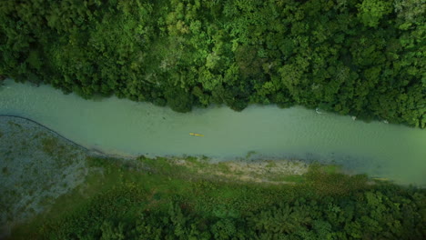 Drohnenaufnahme-Von-Rafting-Auf-Dem-Rio-Grande-In-Portland,-Jamaika