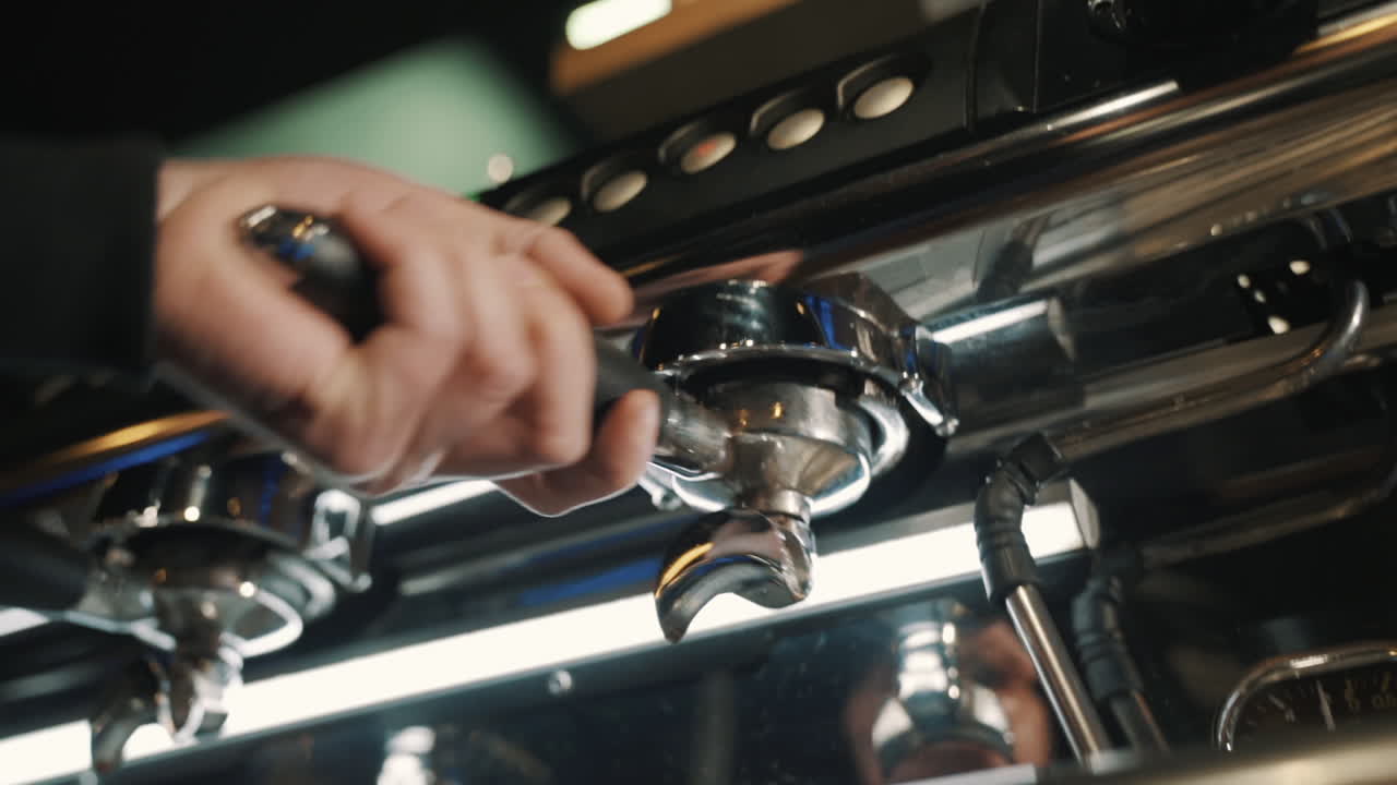 나무 테이블 슬로우 모션에 커피 머신