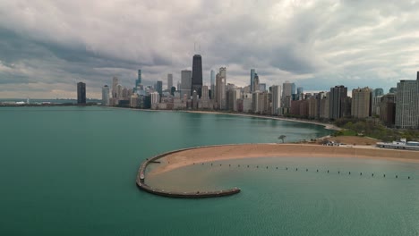 Vista-Aérea-Del-Muelle-De-La-Playa-De-La-Avenida-Norte-Con-El-Horizonte-De-Chicago-En-El-Fondo