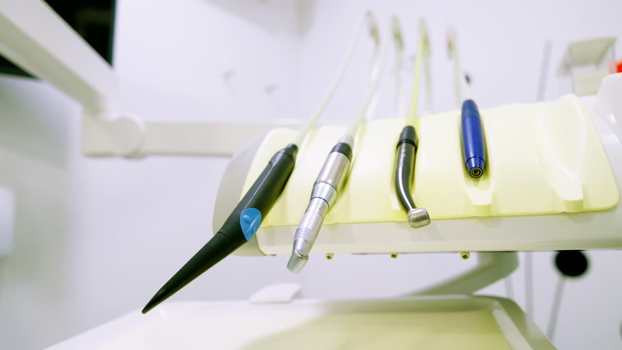 プロフェッショナルなクリニックの最新歯科器具のクローズアップ