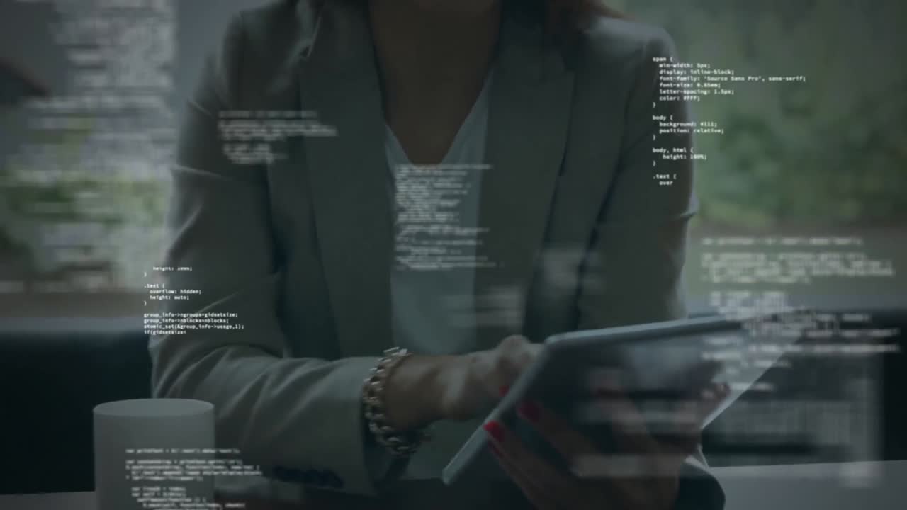animación del procesamiento de datos sobre una mujer de negocios que usa una tableta digital