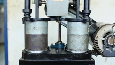 double standard auto compactor with rotating base compacts two marshall asphalt specimens simultaneously in indexing molds