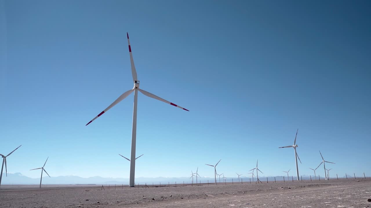 아름 다운 화창한 여름 landsape eolic 공원에 풍력 터빈