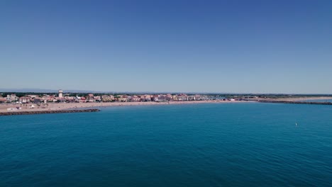 el plano ascendente muestra los vibrantes tejados y el puerto de montpellier.