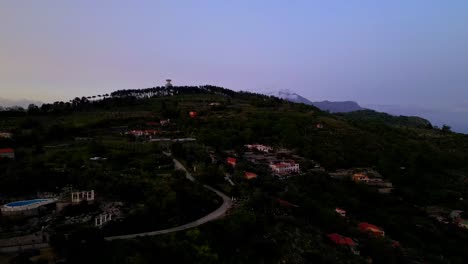 Impresionantes-Vistas-De-Los-Pueblos-En-Las-Montañas-Empinadas-En-La-Costa-De-Amalfi-Durante-El-Atardecer-En-Campania,-Italia