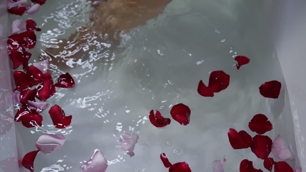 쉬는 시간을 즐기는 젊은 여성