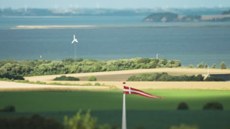 Bandera-Danesa-En-El-Fondo-Costero-Rural