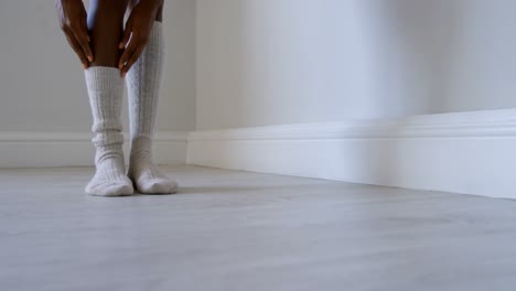 mujer con calcetines en el estudio de fitness 4k