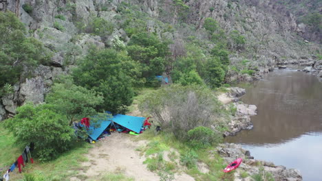 campamento de rafting junto al río en el profundo y escarpado cañón del valle de deddick, aus