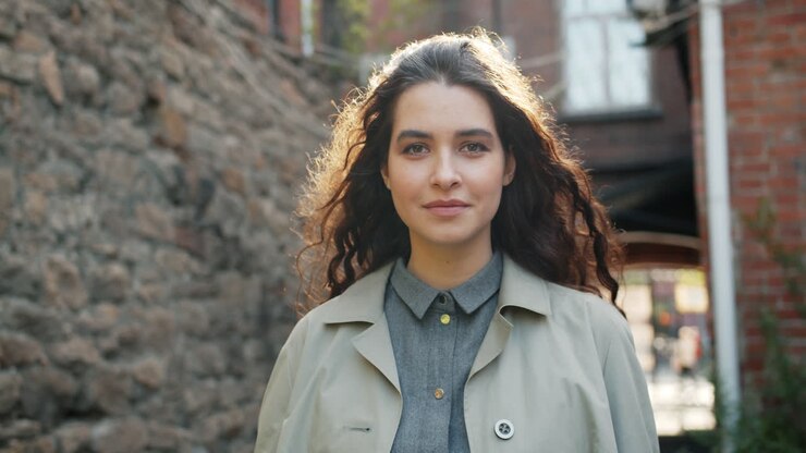 Ritratto di donna in un contesto urbano