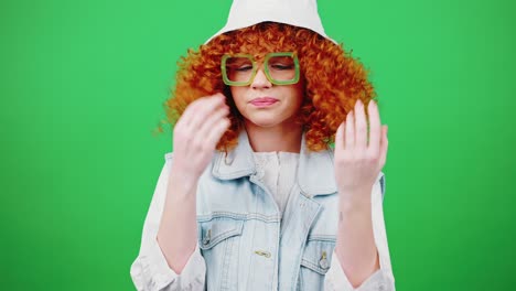 joven descontento mujer rizada examinando su apariencia, sintiéndose infeliz por el cabello y gafas, fondo clave de croma