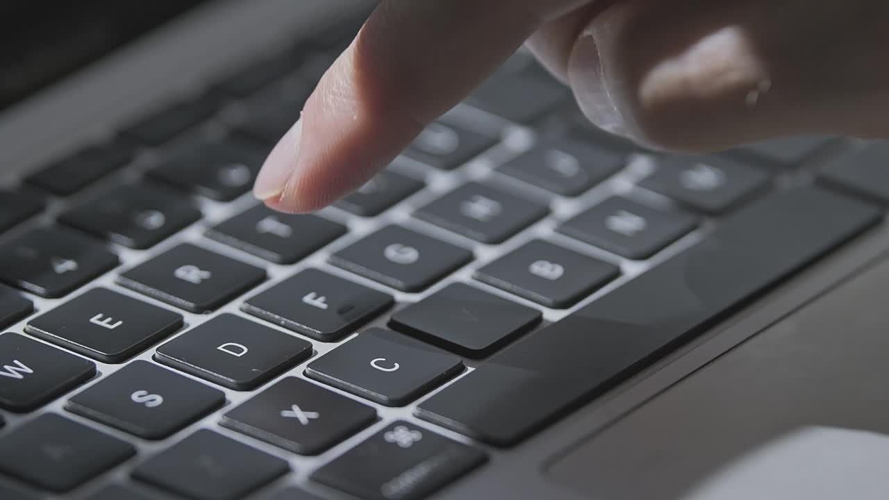 젊은 남자의 손이 타이핑을 하고 있는 모습입니다.