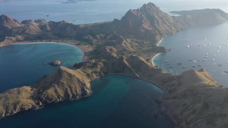vista aérea de la isla de padar, parque nacional de komodo, indonesia
