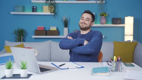 El-Joven-Que-Trabaja-Desde-Casa-Se-Relaja-Con-La-Felicidad-De-Tener-éxito-Y-Está-Orgulloso-De-Sí-Mismo.