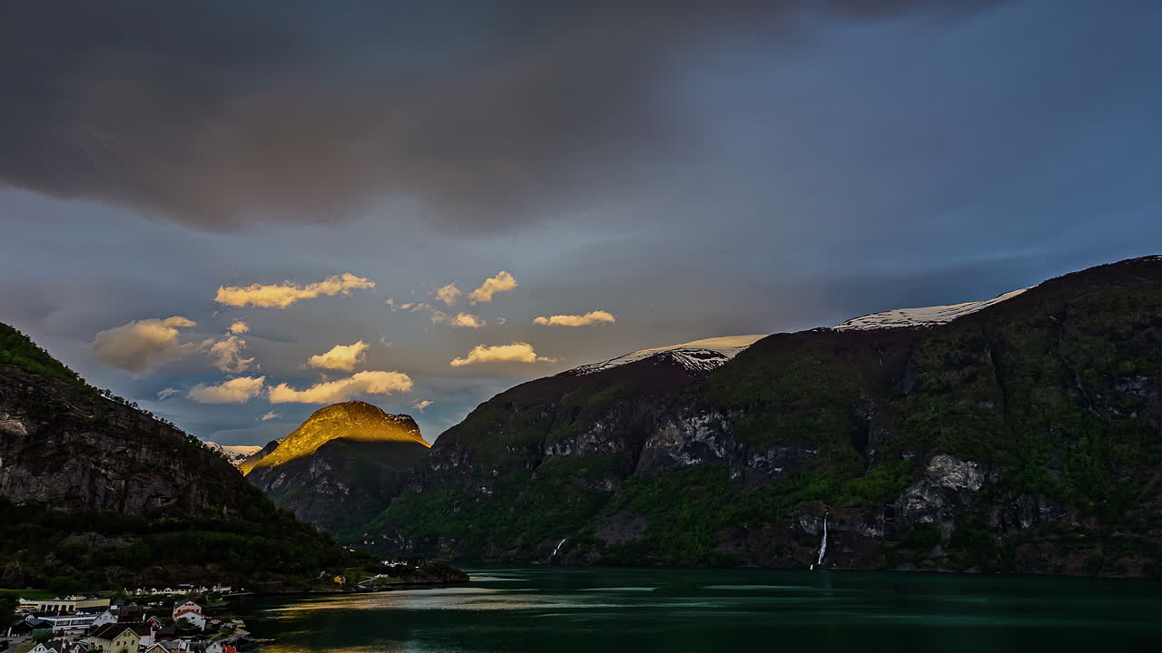 amanecer sobre las montañas, el fiordo y un pueblo junto al lago en noruega - lapso de tiempo